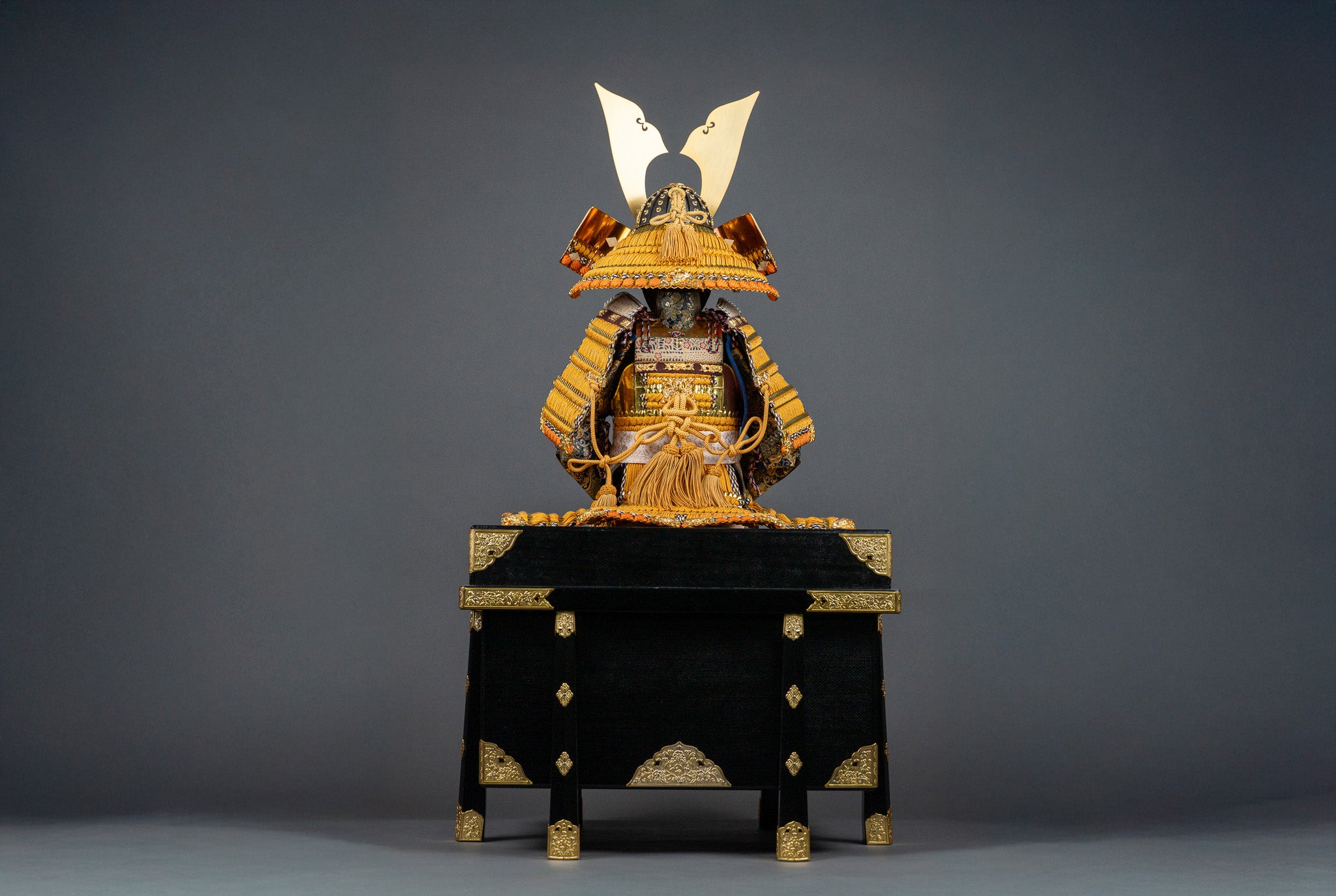 12号大鎧 緋糸縅 – 京甲冑 工房 武久 オンライン